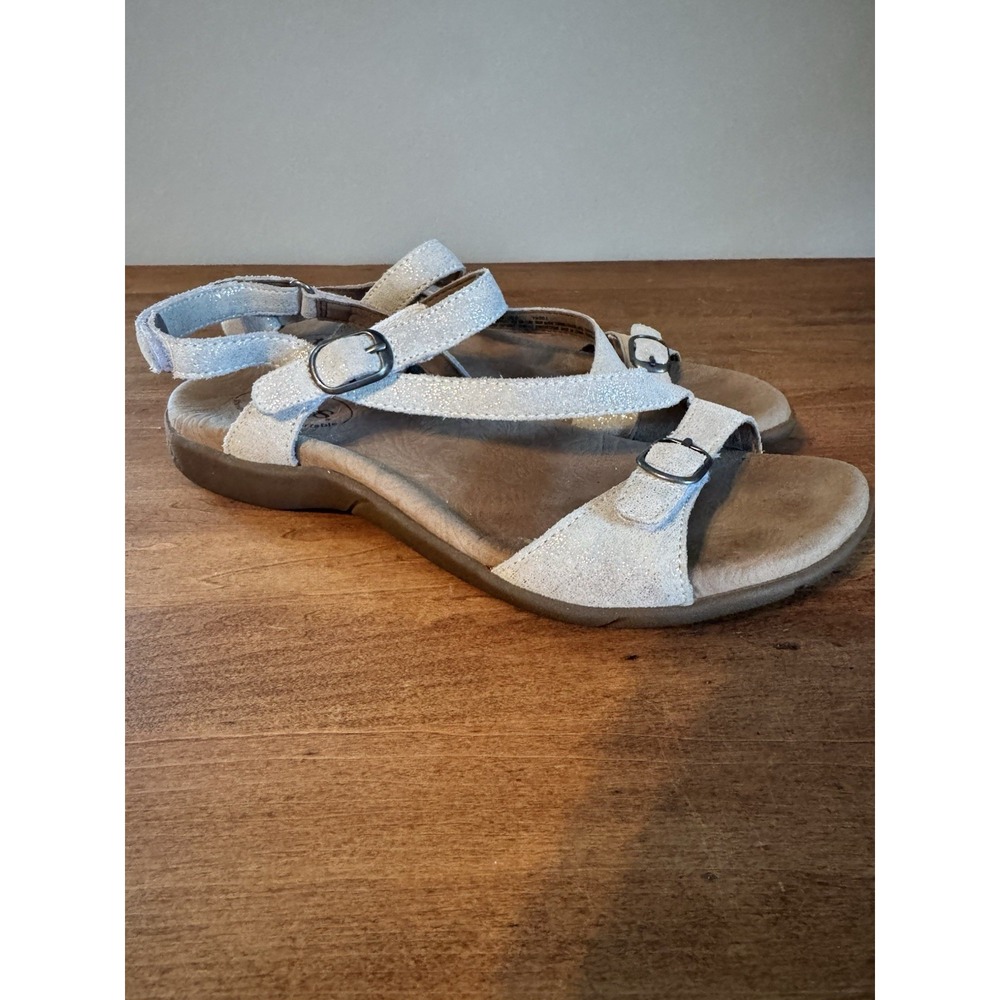 Taos Womens 8 Metallic Silver Leather Strappy Comfort Sandals Buckle